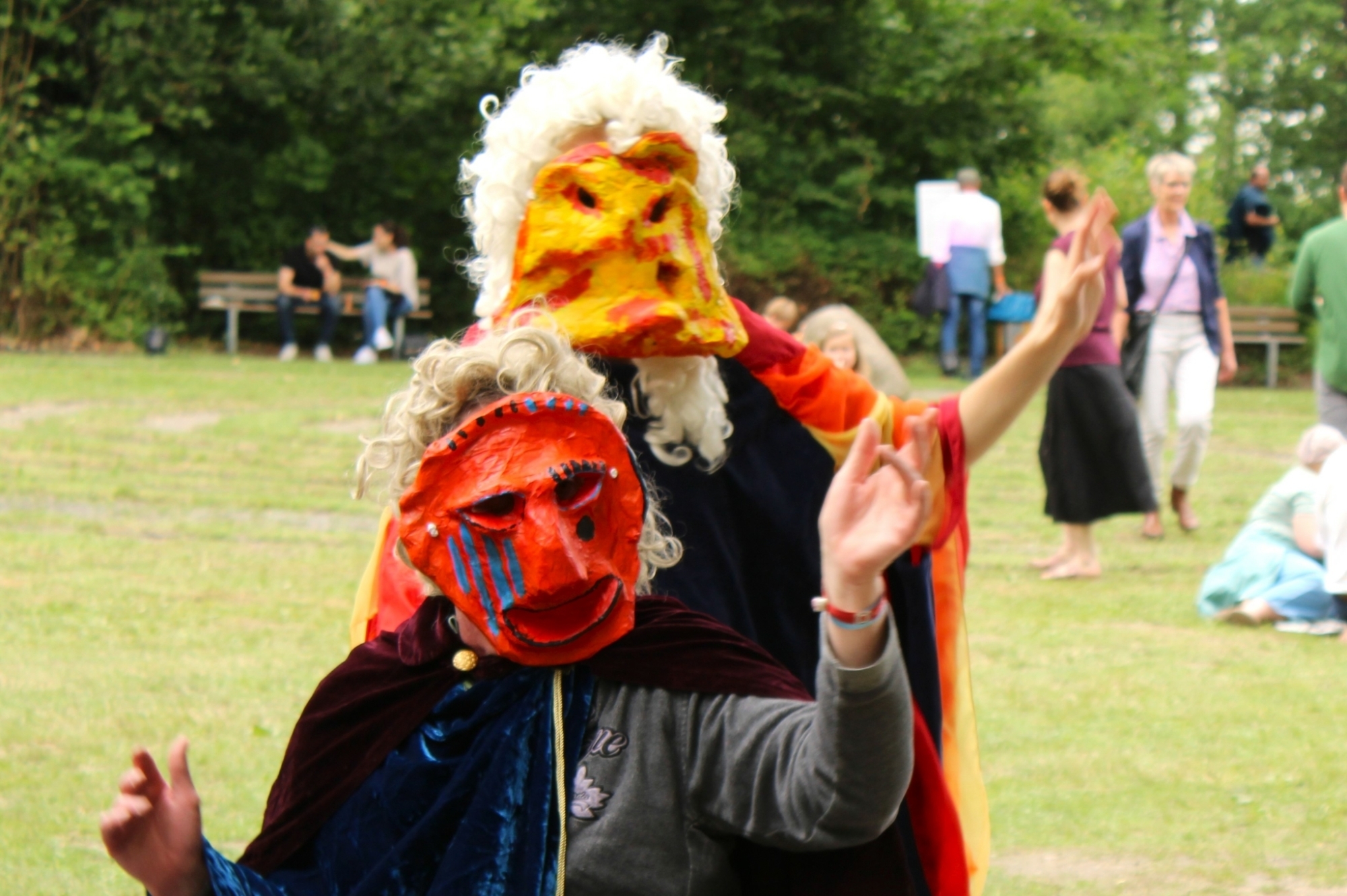 Wallungen2023(c)Döhring (81) Eine Frau schiebt einen Mann im Rollstuhl. Beide tragen Masken und Kostüme.
