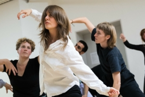 Vier Personen zeigen eine Tanz-Choreographie.
