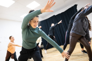 Personen präsentieren eine Choreographie.