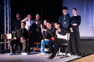 Jugendliche auf der Bühne