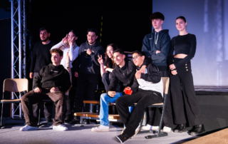 Jugendliche auf der Bühne