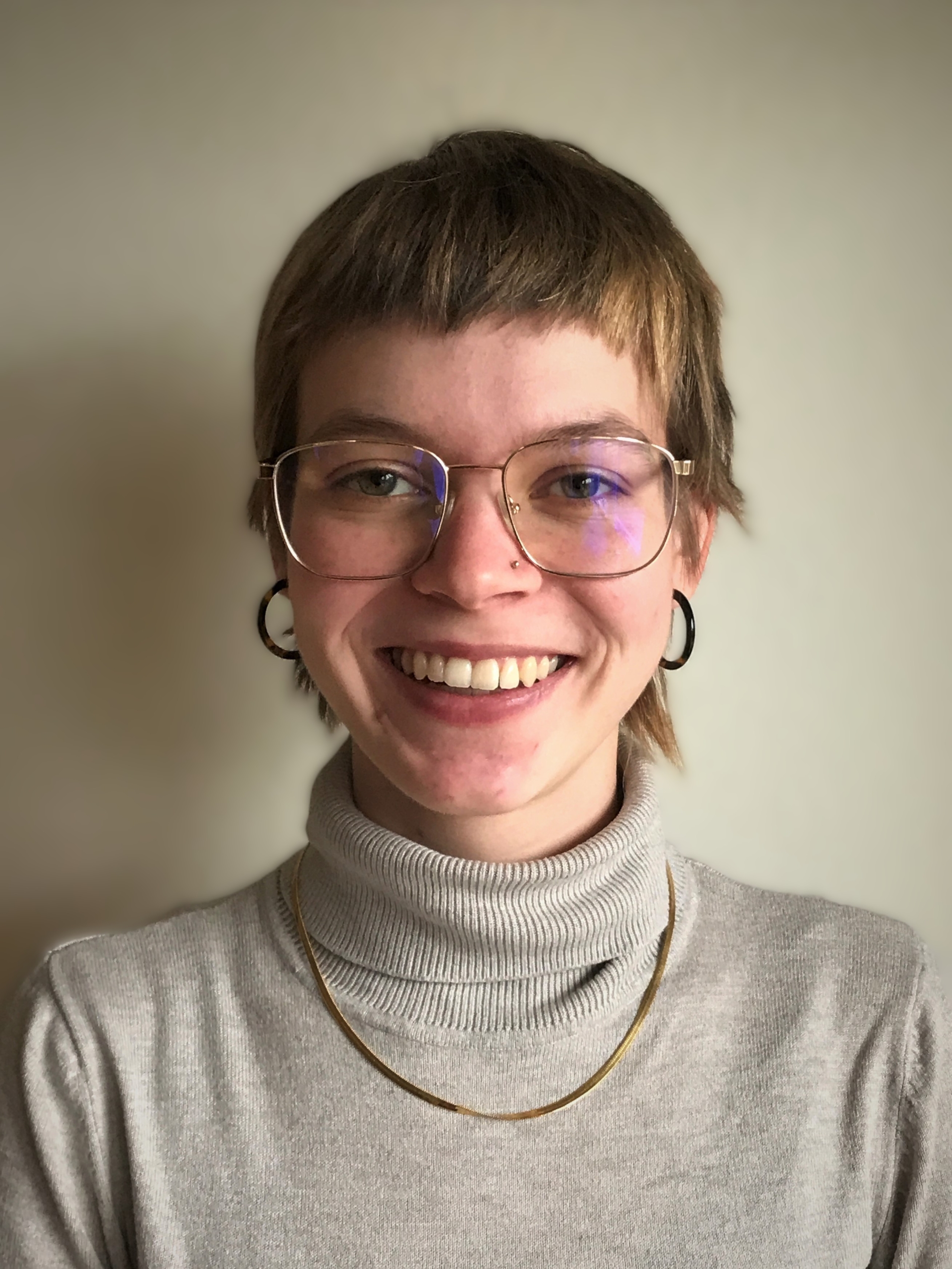 Ayla lächelt in die Kamera